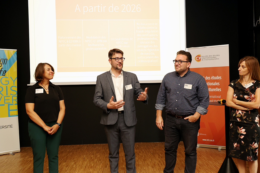 Des enseignantes et des enseignants prennent la parole face à l'assemblée