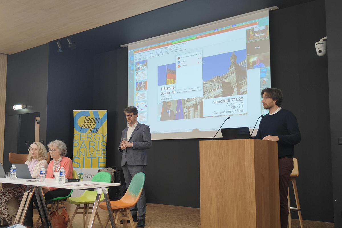 Julien Longhi, Directeur du Laboratoire CY AGORA prend la parole au micro, accompagné de Julien THOREL et des intervenantes Dominique Hertbert et Patricia Commun