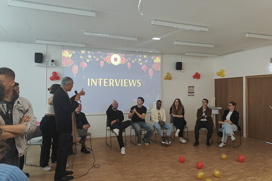 Professeur Zhang est en train de faire un discours pour remercier les alumni de leur présence