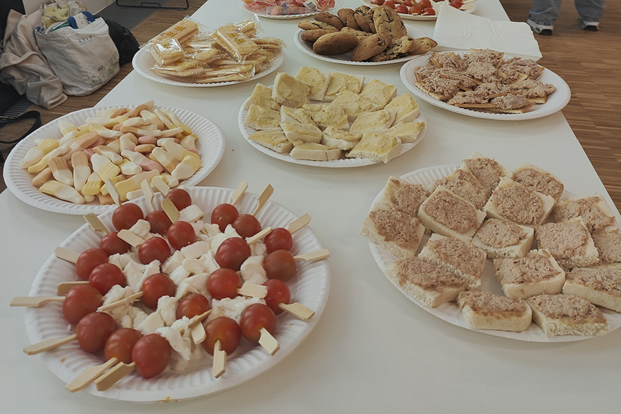 cette photo montre une table avec de nombreuses choses à manger issues de la cuisine chinoise
