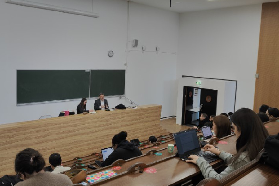 Des étudiants écoutent en amphithéâtre la présentation de l'Ambassadeur de l'OCDE M.Ximo Puig