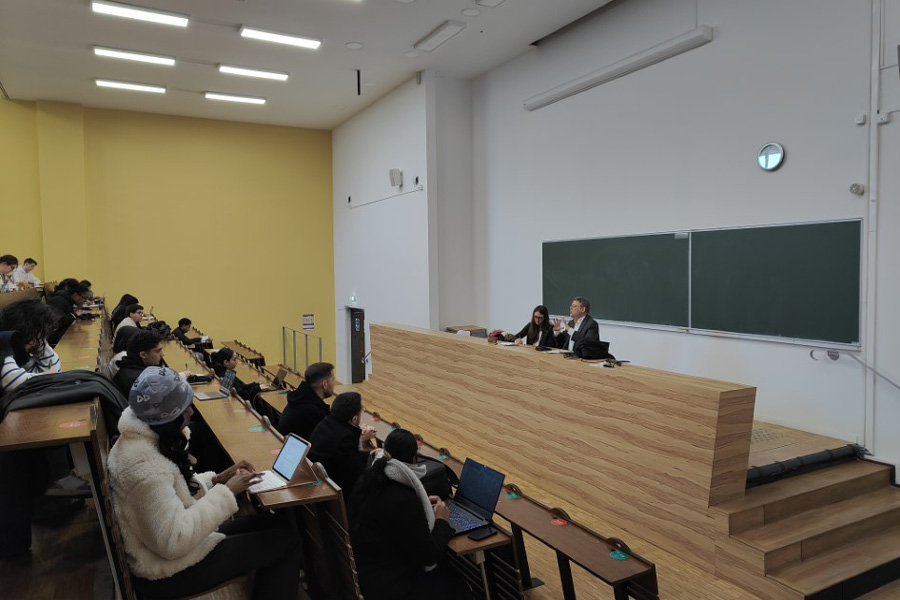 Des étudiants écoutent en amphithéâtre la présentation de l'Ambassadeur de l'OCDE M.Ximo Puig