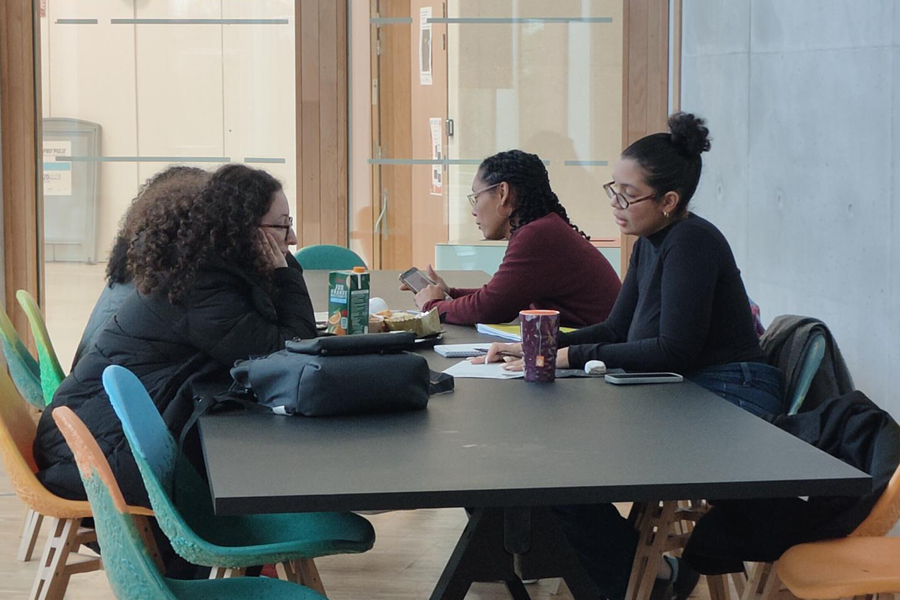 des intervenantes du Centre d'orientation et insertion professionnelle de l'université discutent avec des étudiants autour d'une table