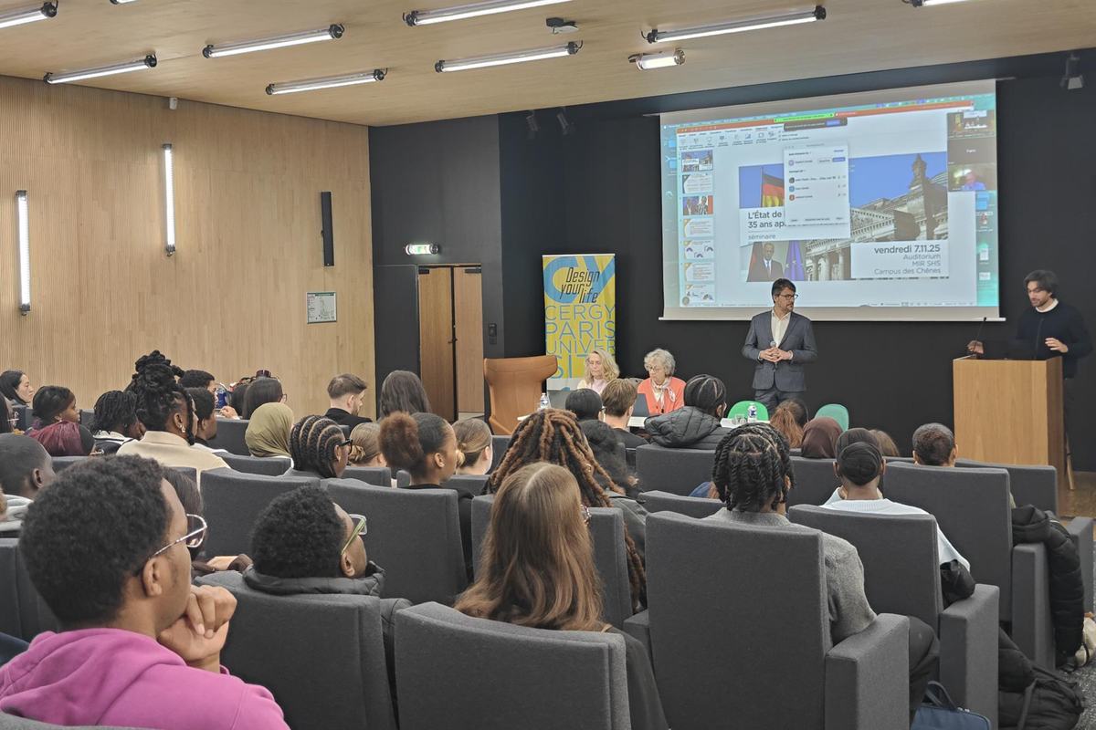 Des étudiantes et des étudiants assistent à la conférence