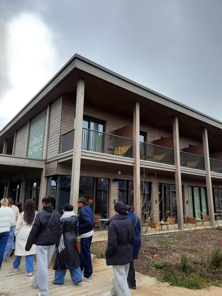 Des étudiants se rendent à l'intérieur d'un bâtiment Huttopia