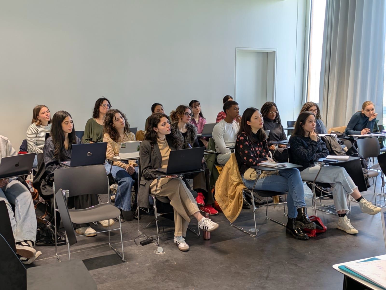Des étudiants sont assis en classe en écoutent attentivement une présentation